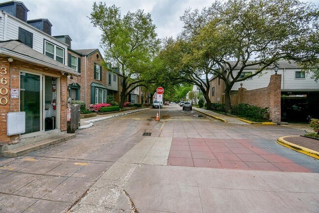 Building Photo - 3809 Wakeforest St