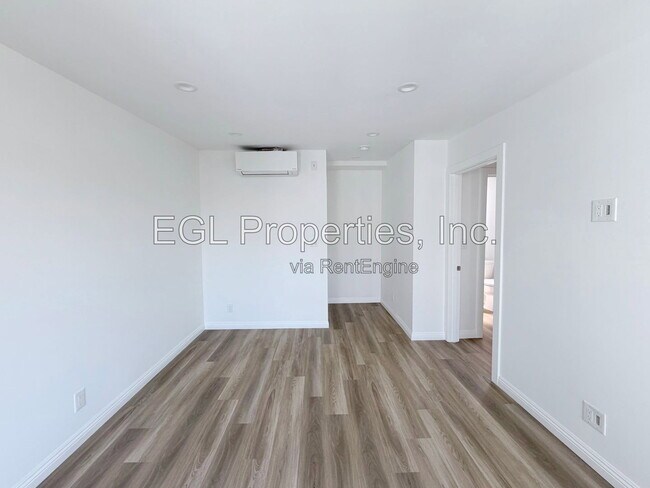 Building Photo - 848 S Detroit St