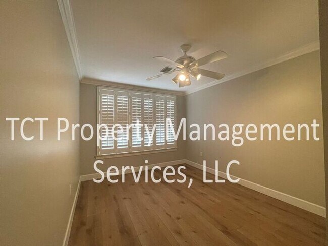 Building Photo - Large Grass lot in Great Location!
