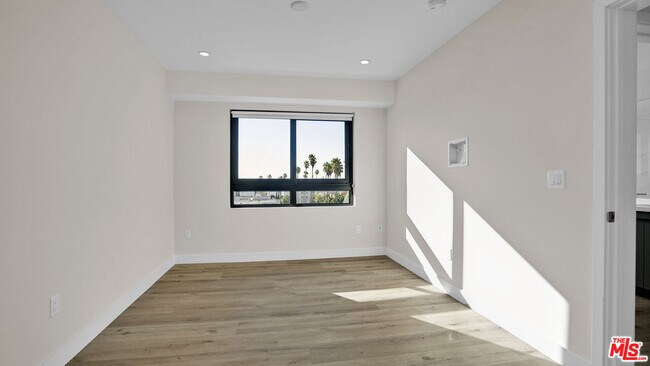 Building Photo - 846 S Mariposa Ave