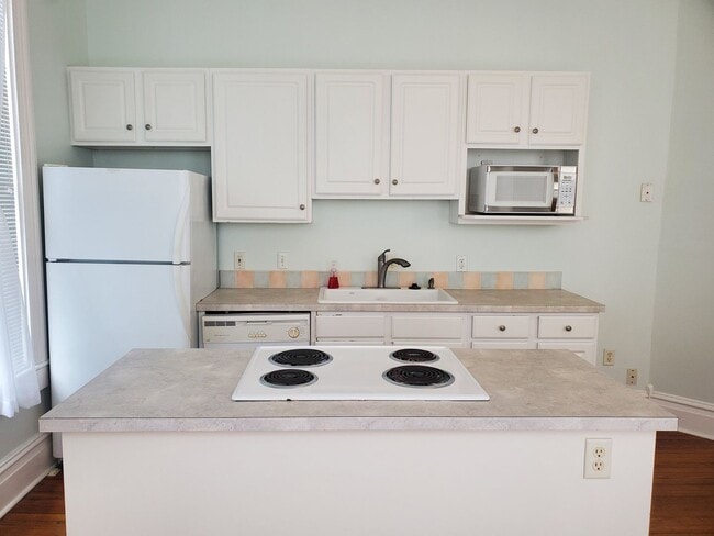 Building Photo - 2 Bedroom, 2 Bathroom Victorian style Midtown Home With Two Balconies!