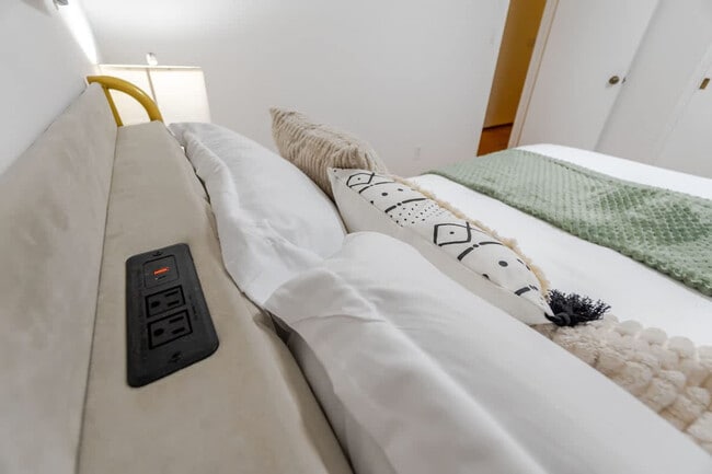 Building Photo - 4989 Randlett Dr