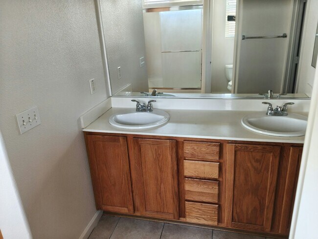 Building Photo - 5929 Tangerine Ave