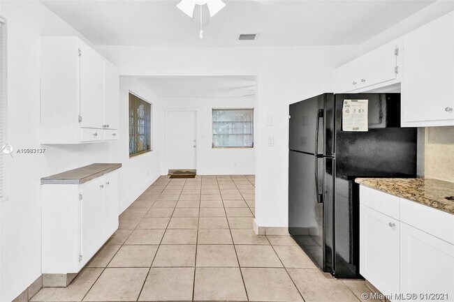 Building Photo - 11652 NE 11th Pl