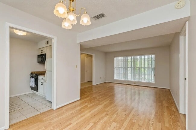 Building Photo - 104 Country Club Dr