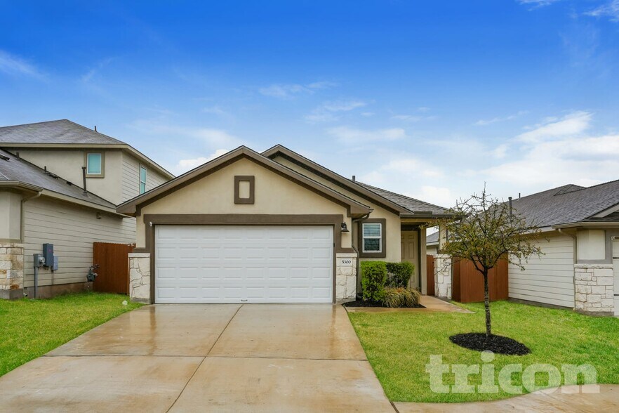 Building Photo - 5300 Saddle Clb Dr