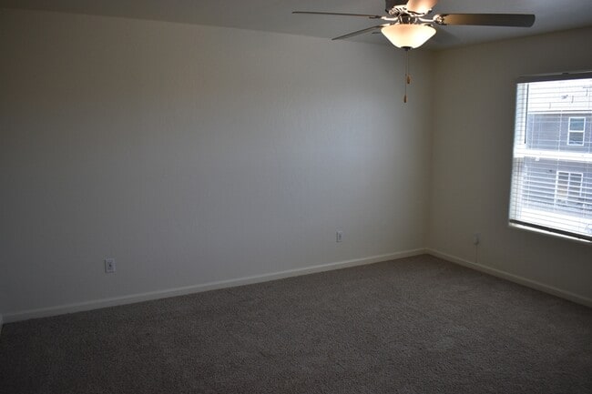 Building Photo - 698 Jessie Dr