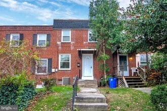 Building Photo - Coming Soon - Cozy 2 Bedroom, 1 Bath Townh...