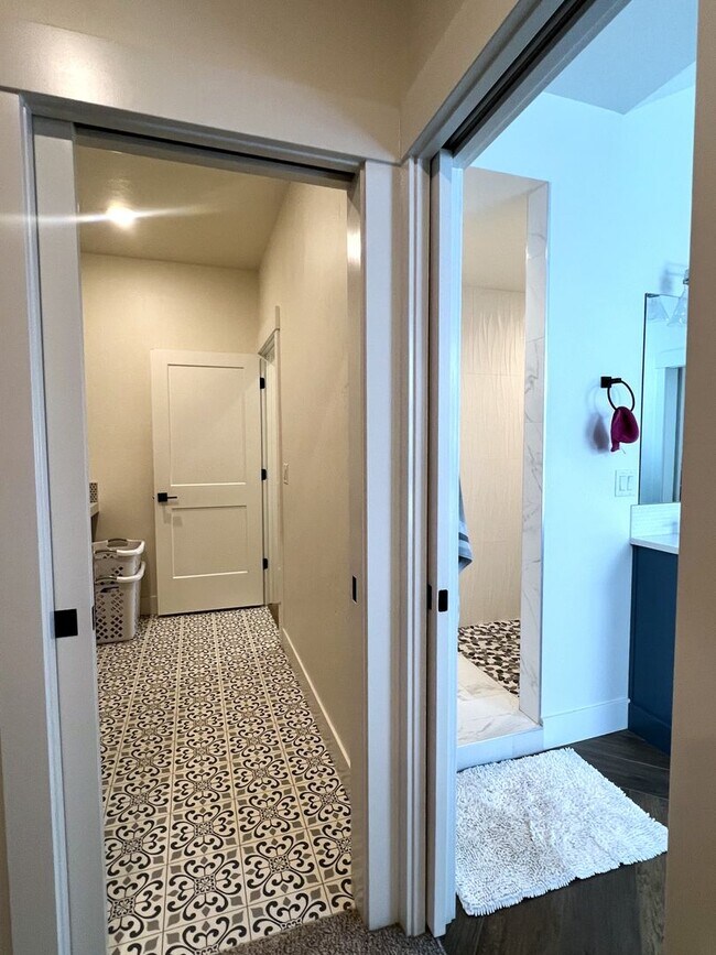 Building Photo - Gorgeous 3 bed 2 ba home in the perfect Me...