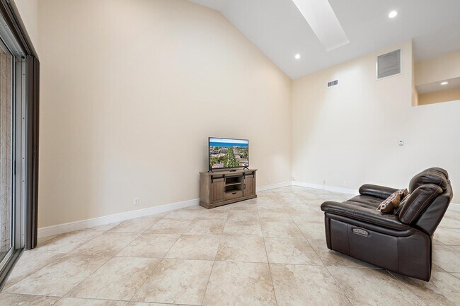 Building Photo - 1802 Rosewood Way