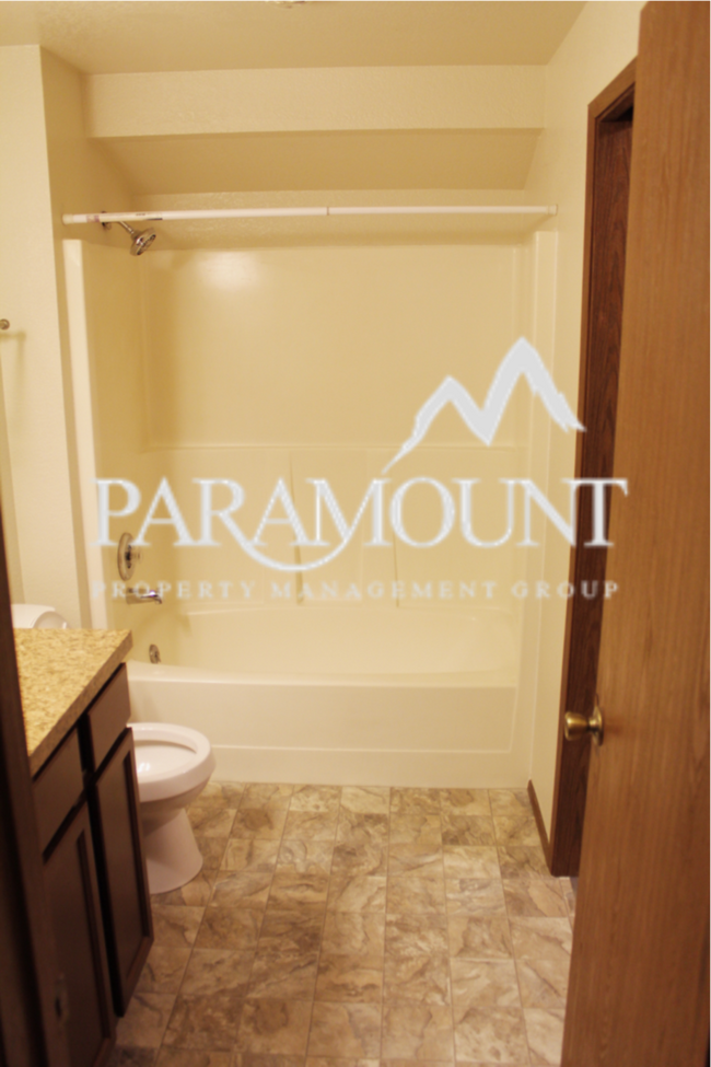 Building Photo - Remodeled 2 bed/1.5 bath duplex in Gig Harbor!