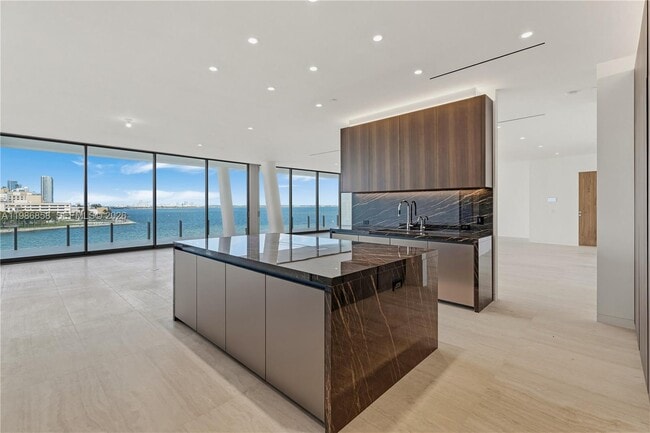 Building Photo - 5 Grove Isle Dr