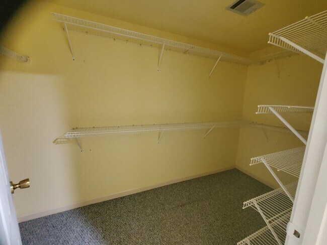 Building Photo - 455 Emerald Lake Dr