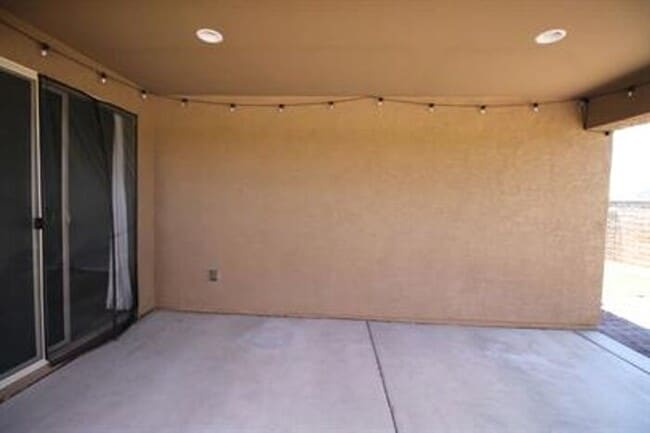 Building Photo - Desirable La Estancia Neighboorhood