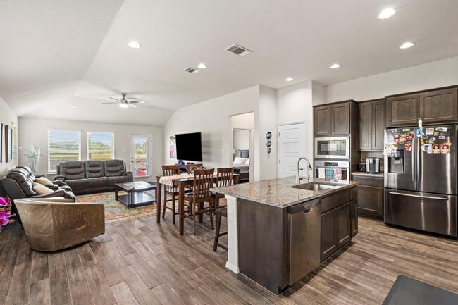 Building Photo - 205 Four Star Dr