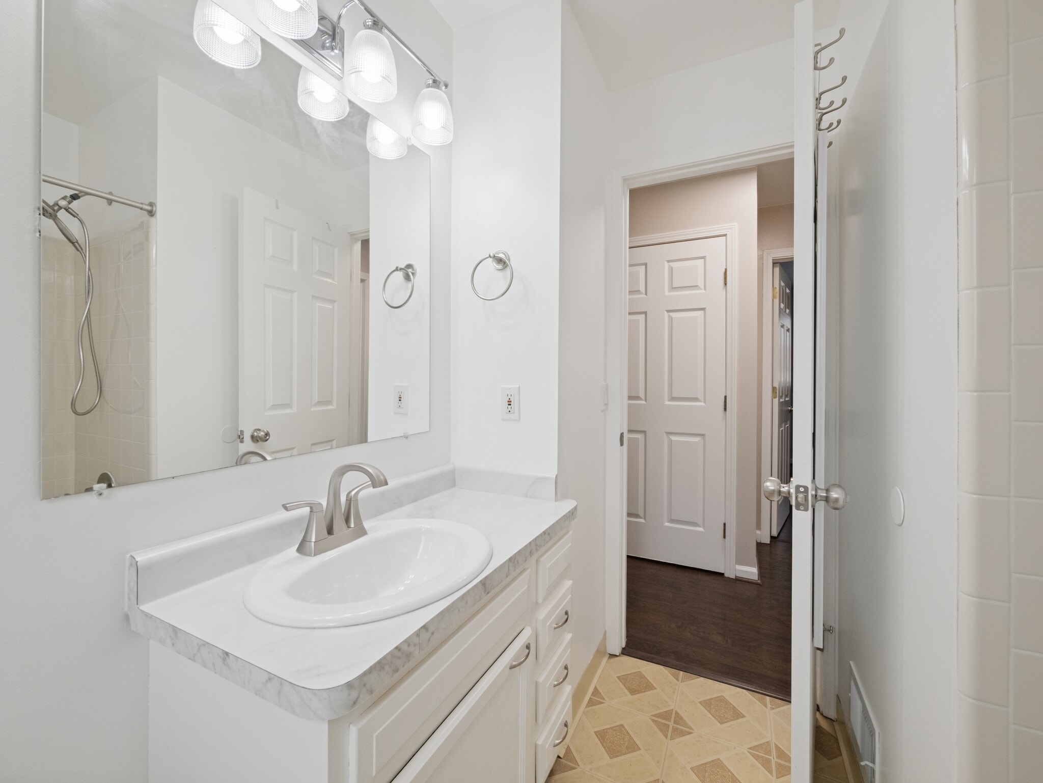 First floor bathroom - 8204 Toepfer Rd