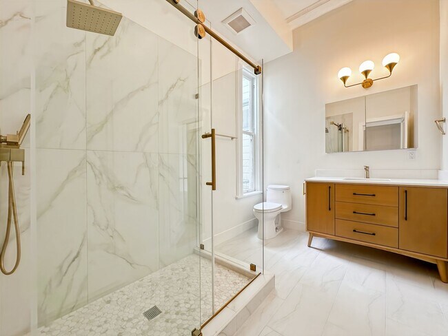 Building Photo - Top-Floor, Remodeled 5BR/2.5BA Victorian Flat, Pet Friendly, Steps from Alamo Square