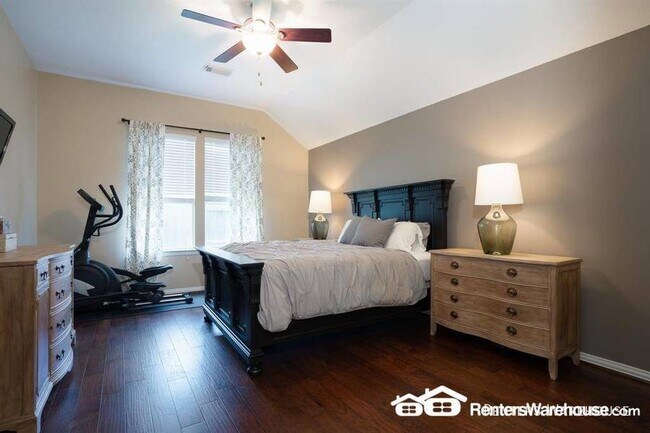 Building Photo - Stunning 3 bedroom, 2 bath in ideal location!