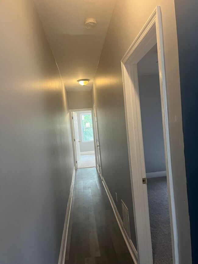 Building Photo - Spacious 3 bedroom 1.5 Bathroom Townhome