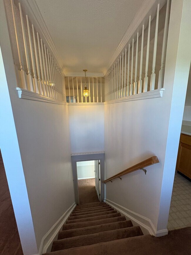 Building Photo - SPACIOUS & Beautiful Home Just Outside She...