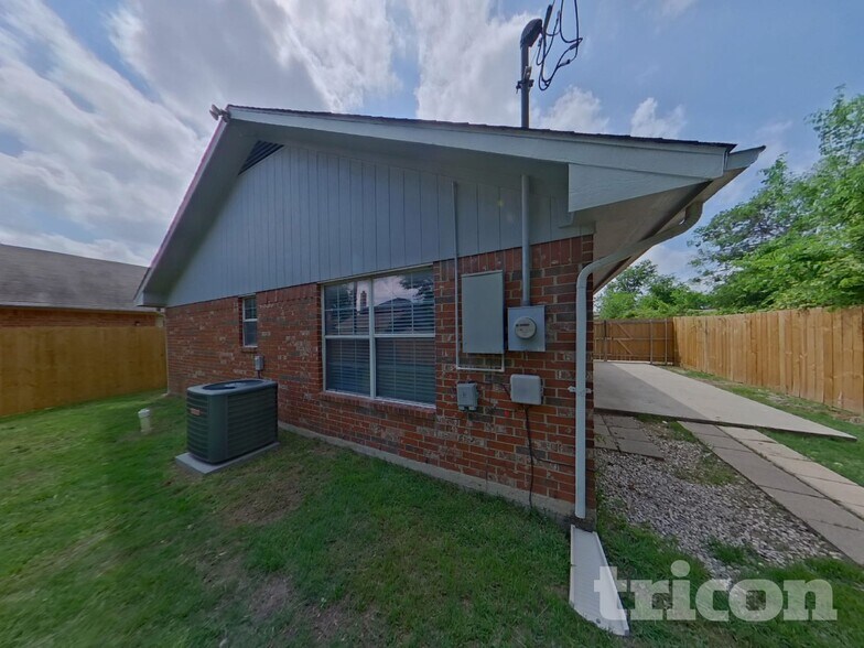 Building Photo - 185 Trout St