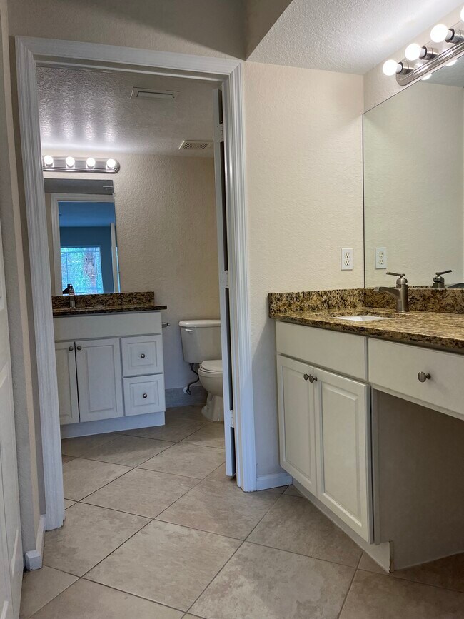 Building Photo - 151 SW Palm Dr