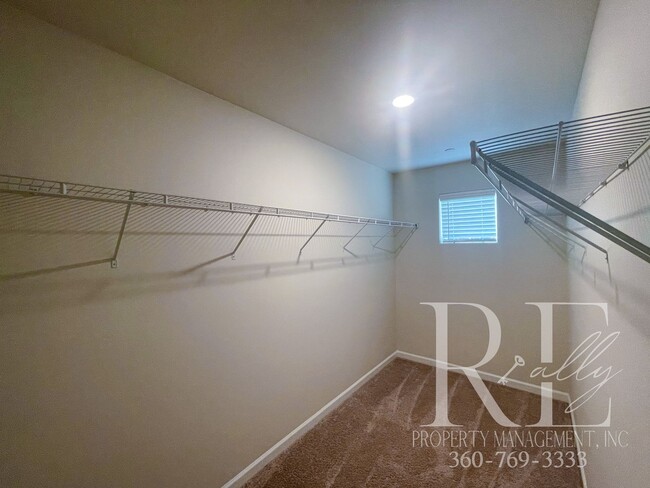 Building Photo - Spacious 4 Bedroom In Prime Location!