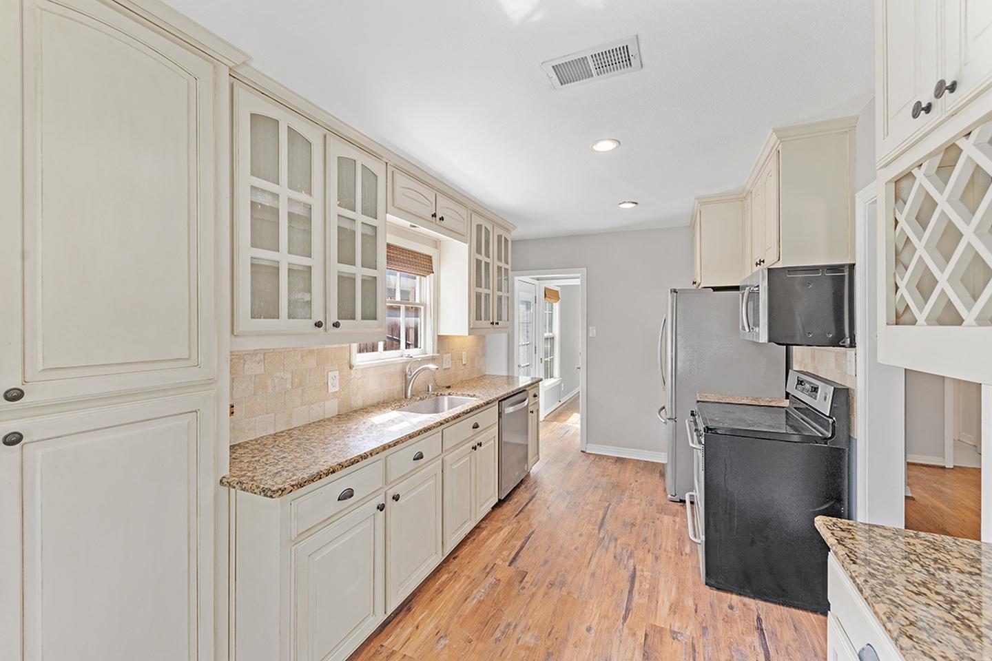 Building Photo - North Oak Cliff home with pool, spa & back...