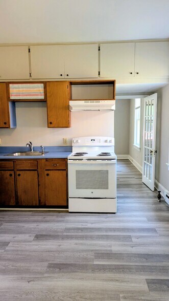 UNIT D KITCHEN/BEDROOM DOOR - 813 N Market St