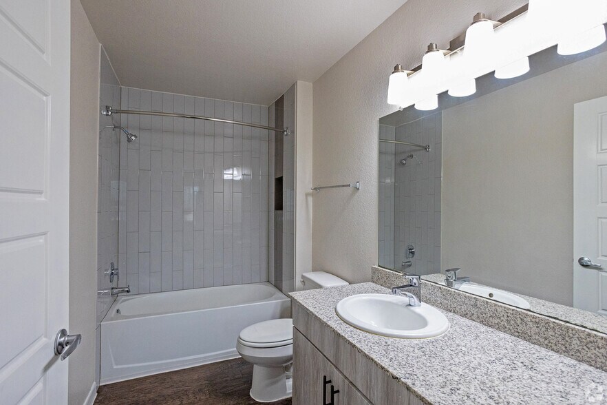 Building Photo - 3300 Oak Creek Dr