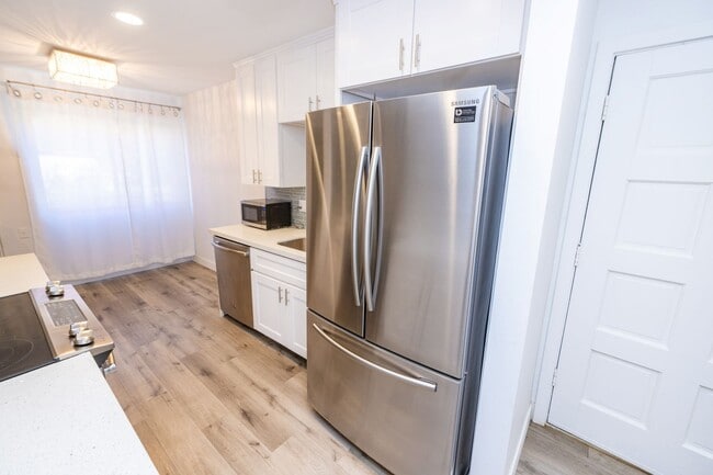 Building Photo - Spacious 1BR/1BA condo with patio and parking! Lake Murray Area $2195.00