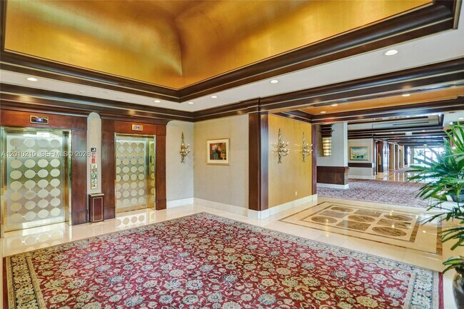 Building Photo - 10101 Collins Ave