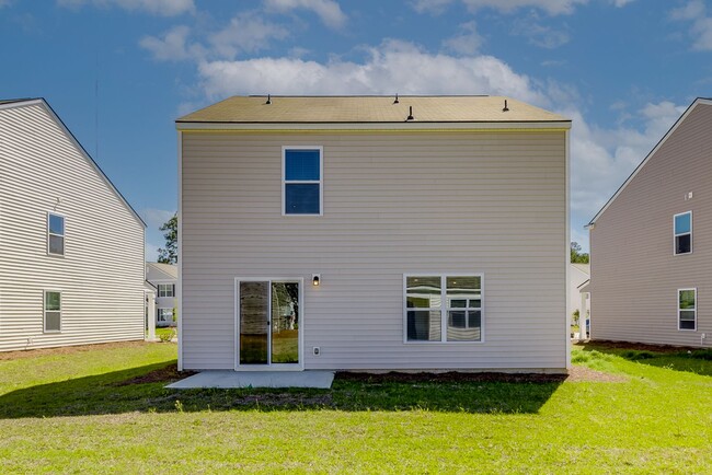 Building Photo - Spacious 4-Bedroom Home in Sought-After Lo...