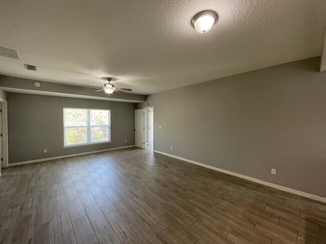 Building Photo - Modern 3-Bedroom Home with Office & Spacious Yard in Deltona Lakes!