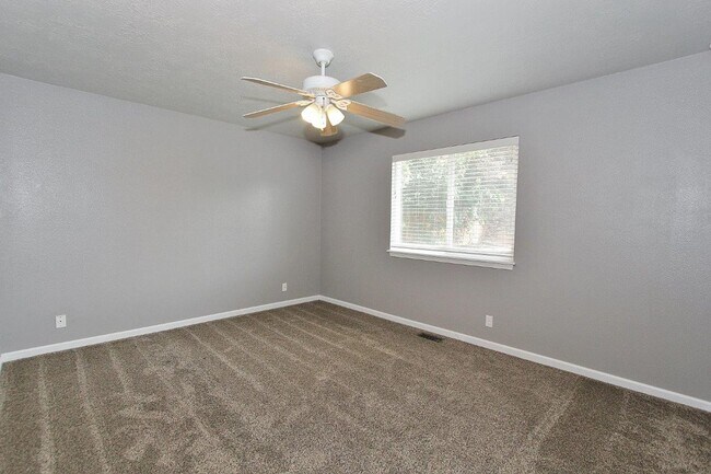Building Photo - Lovely Single-Level Home