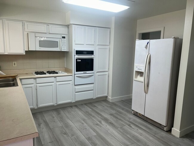 Building Photo - East End 4 Bedroom Home!