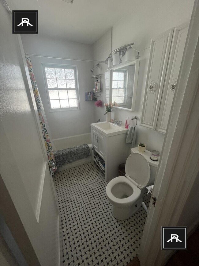 Building Photo - 2 bedroom in Somerville MA 02145