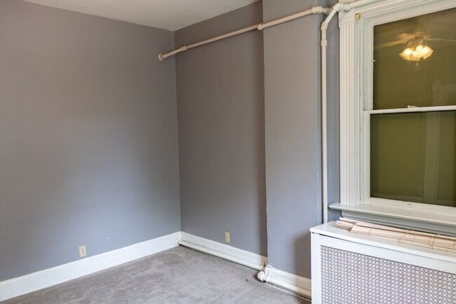 Building Photo - $2,100 | 3 Bedroom, 2 Bathroom House | Pet...