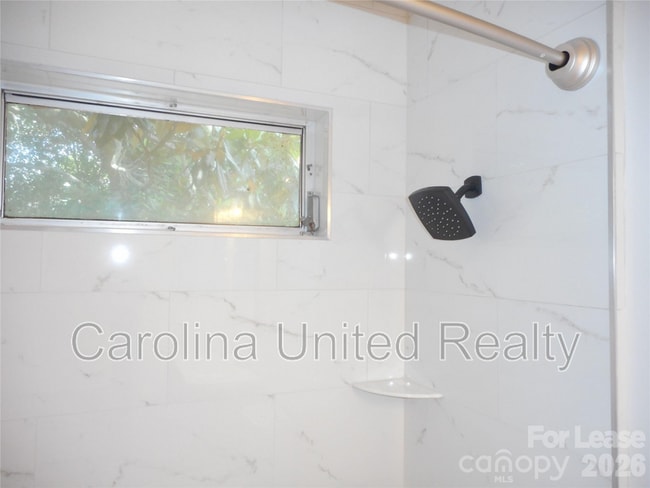 Building Photo - 7556 Thorncliff Dr