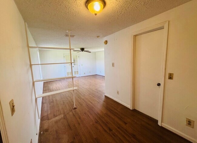 Building Photo - 572 Lexington Dr