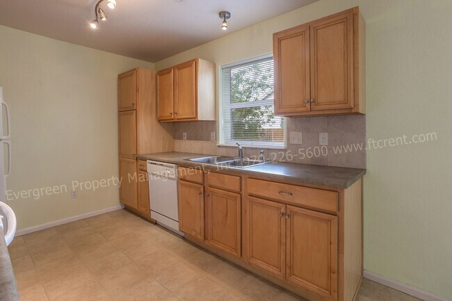 Building Photo - 3 Bedroom Town-home in Northeast Fort Coll...