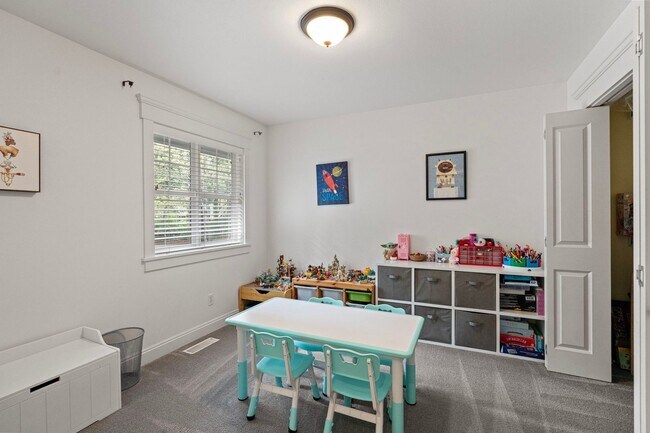 Building Photo - Custom Craftsman Estate on 1.5+ Sun-drenched Acres