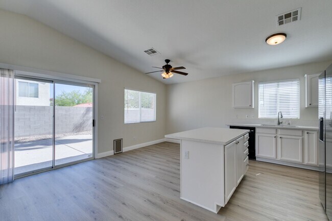Building Photo - Stunning 3 bedroom, 2 bathroom house located in Silverado Ranch.