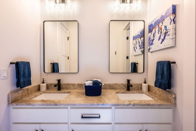 Building Photo - 3373 Mountain View Blvd