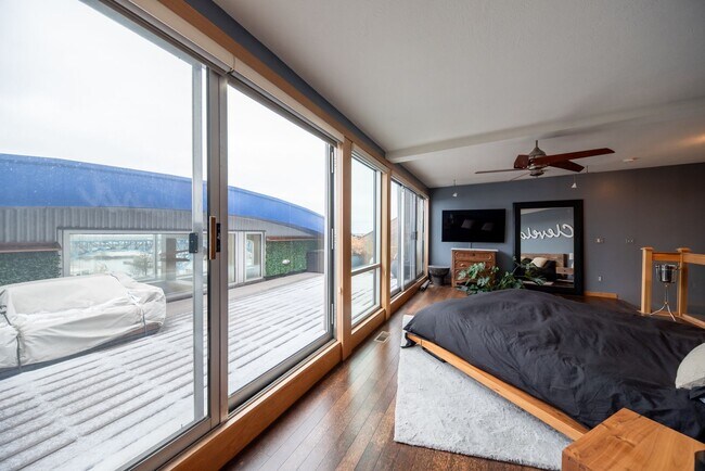 Building Photo - Luxurious multi-level penthouse condo - Flats Westbank