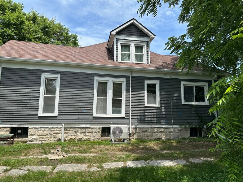 Building Photo - 609 S Walnut St