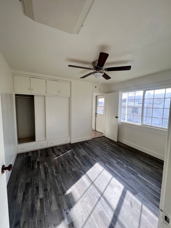 Building Photo - Spacious w/Large Yard!