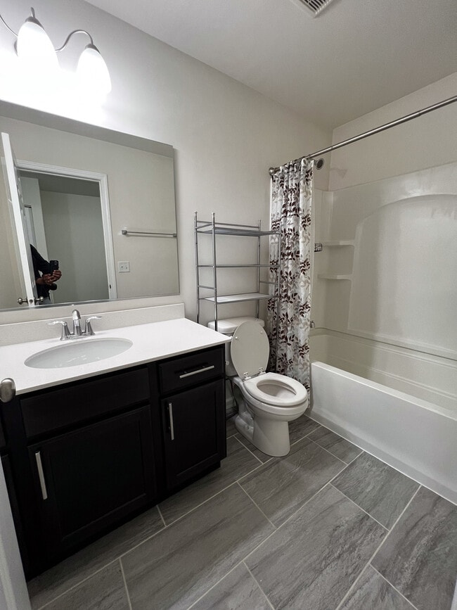 Building Photo - 858 Finley Dr