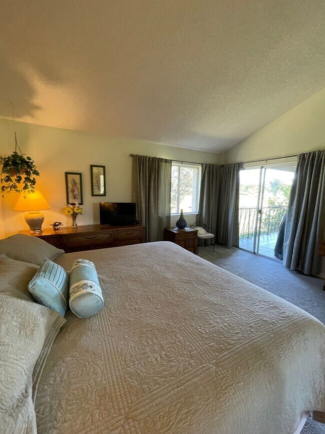 Building Photo - Charming 3Br/2Ba Updated Fully Furnished Vacation Rental W/ Golf Course View
