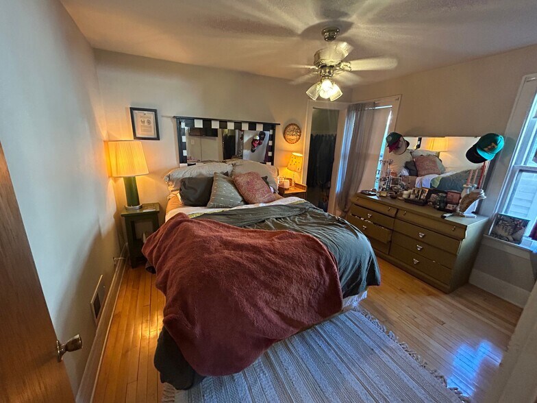 Building Photo - 3012 S Herman St